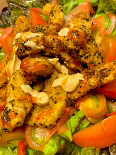 Una foto de “Ensalada” de sriracha fried chicken