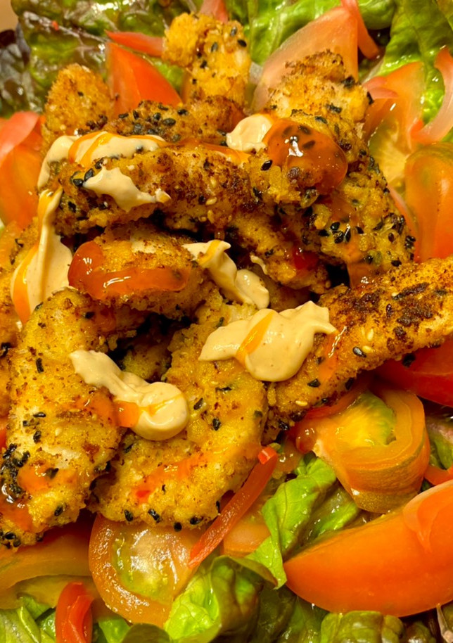 Una foto de “Ensalada” de sriracha fried chicken