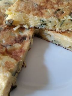Una foto de Tortilla de patata con cebolleta tierna
