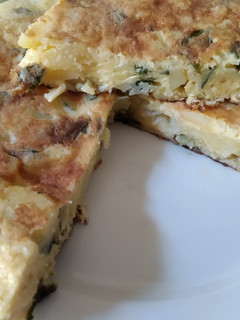 Una foto de Tortilla de patata con cebolleta tierna