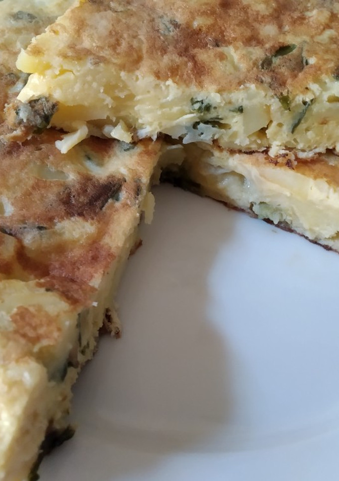Una foto de Tortilla de patata con cebolleta tierna