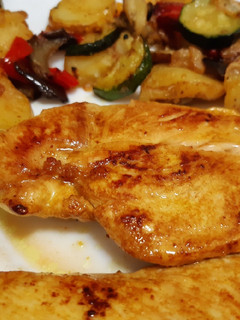 Una foto de Pechugas de pollo al estilo andaluz con limón verduras plancha