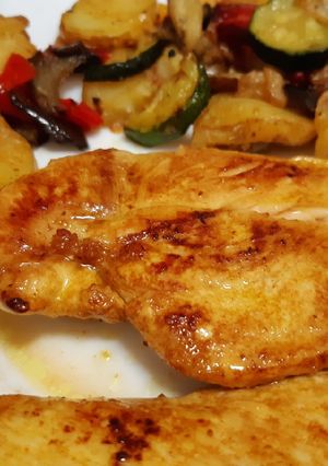 Una foto de Pechugas de pollo al estilo andaluz con limón verduras plancha