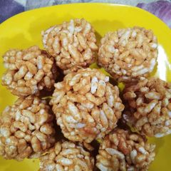 A picture of Jaggery murmure ladoo.