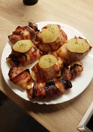 Baconbe csavart töltött csirkemell recept fotója
