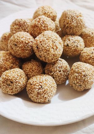 A picture of Till ladoo.
