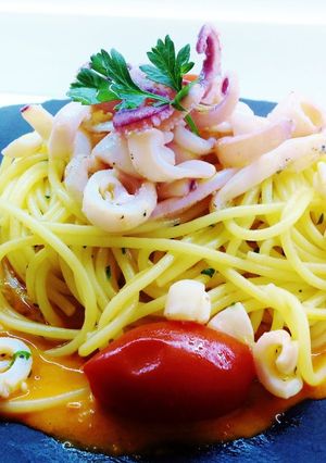 Foto di Spaghettini con calamari e crema di peperoncini tondi e acciughe