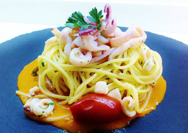 Spaghettini con calamari e crema di peperoncini tondi e acciughe