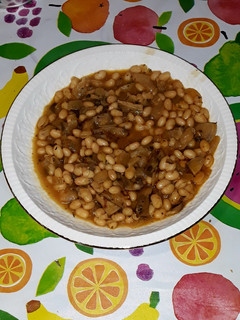 Una foto de Estofado de habichuelas con ralladura de semilla de aguacate