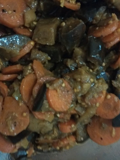 A picture of Brinjal and carrots vegetables.