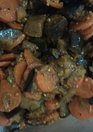 A picture of Brinjal and carrots vegetables.