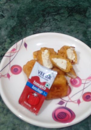 A picture of Cottage cheese fritters in chana dal paste..