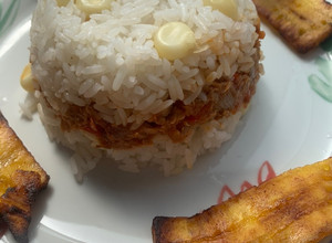 Una foto de Arroz tapado con Atún 🍚