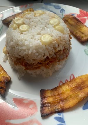 Una foto de Arroz tapado con Atún 🍚