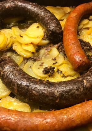 Burgonya ágyon sült hurka-kolbasz, párolt lilakáposztával recept fotója