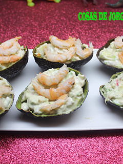 Una foto de Aguacate con gambas y surimi