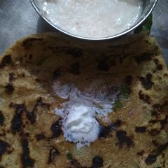 A picture of Aalu pyaz paratha.