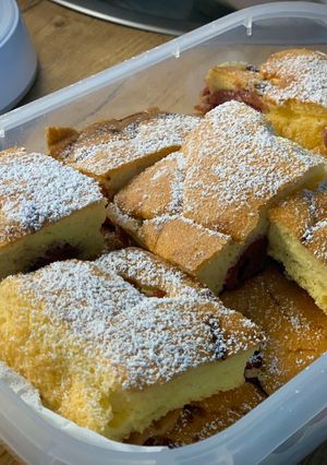 Pofon egyszerű meggyes piskóta🧈🍒 recept fotója
