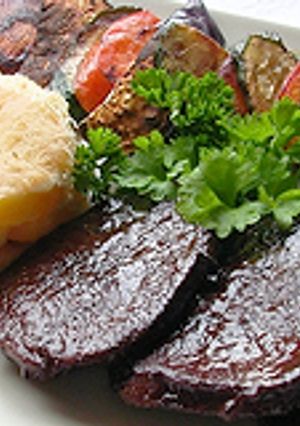 Vörösborban párolt marha fehérpecsenye recept fotója