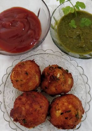 A picture of Crispy cheese paneer aloo balls.
