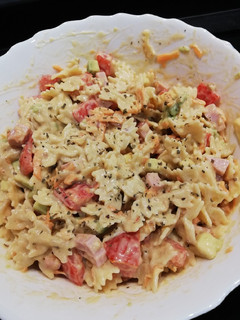 Una foto de Ensalada de pasta espectacular con tomate y aguacate