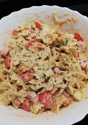 Una foto de Ensalada de pasta espectacular con tomate y aguacate