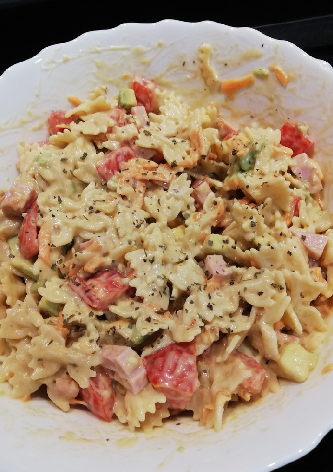 Una foto de Ensalada de pasta espectacular con tomate y aguacate