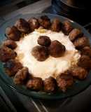 Albondiguitas con salsa blanca y fideos