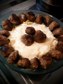 Una foto de Albondiguitas con salsa blanca y fideos