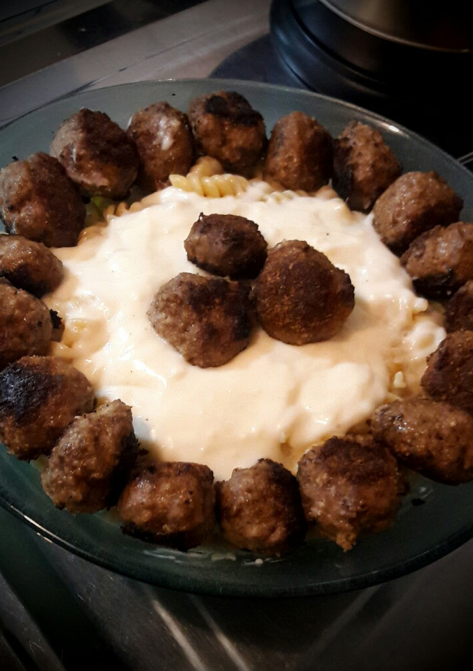 Una foto de Albondiguitas con salsa blanca y fideos