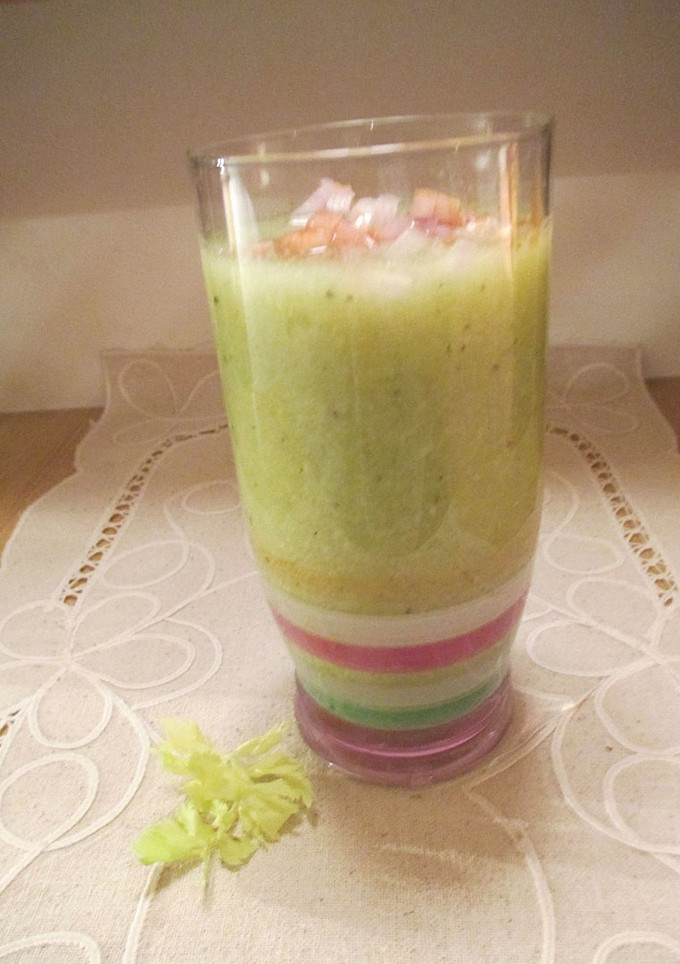 Una foto de Gazpacho de pepinos, pencas de apio y trigo sarraceno