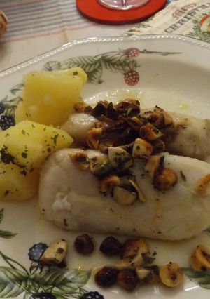 Una foto de Merluza al horno con frutos secos