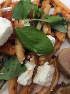 Olaszos tésztasaláta fetával és rozmaringos sertésszűz érmékkel recept fotója