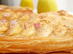 Foto principal de Tarta de manzana con hojaldre y crema pastelera