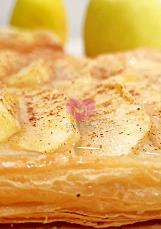 Una foto de Tarta de manzana con hojaldre y crema pastelera