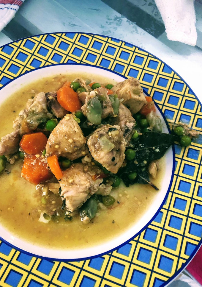 Una foto de Pollo con habas y guisantes (receta de aprovechamiento)