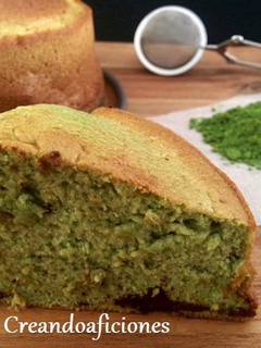 Una foto de Bizcocho de claras con té matcha y chocolate