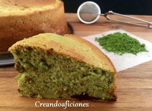 Foto principal de Bizcocho de claras con té matcha y chocolate