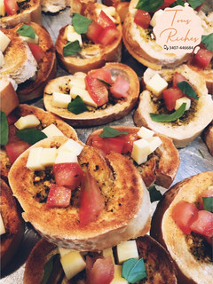 Una foto de Bruschettas caprese