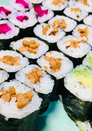A picture of How to roll the Natto Roll  Smelly? Delicious?.