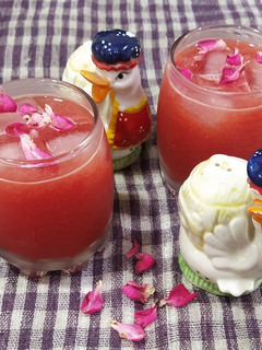 તરબૂચ ગુલાબ નુ શરબત (Watermelon Gulab Sharbat Recipe In Gujarati) રેસીપી મુખ્ય ફોટો