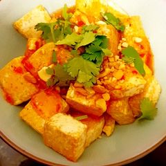 A picture of Fried Tofu with Sweet Chilli Sauce and Roasted Cashewnuts (Vegan).