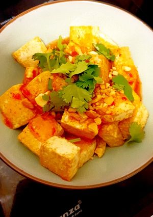 A picture of Fried Tofu with Sweet Chilli Sauce and Roasted Cashewnuts (Vegan).