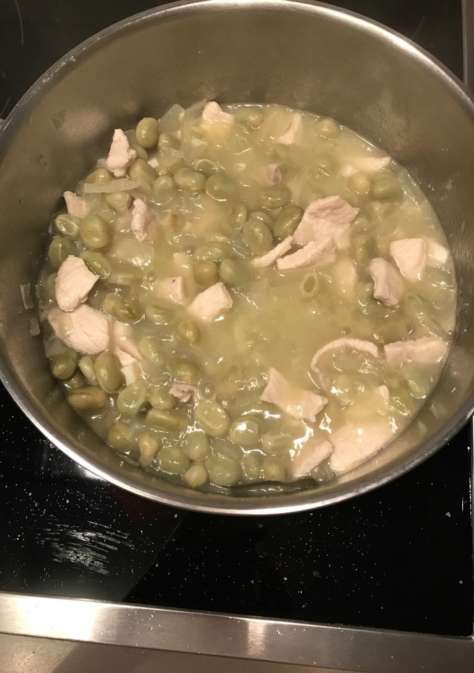 Una foto de Habas con pollo