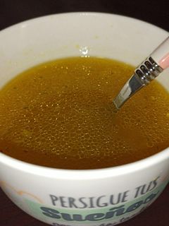 Una foto de Caldo de pollo 🐔