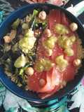 Poke bowl di cous cous con salmone e maionese di zucchine