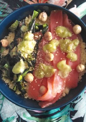 Foto di Poke bowl di cous cous con salmone e maionese di zucchine