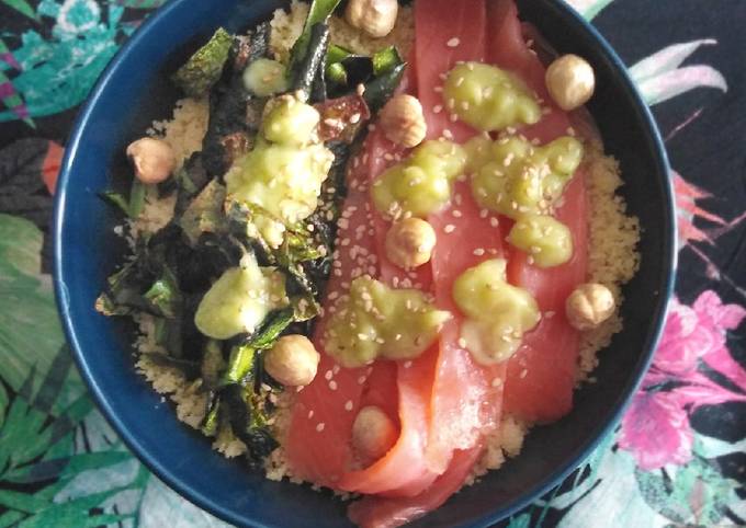 Poke bowl di cous cous con salmone e maionese di zucchine