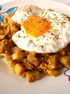 Una foto de Berenjenas al curry con huevo