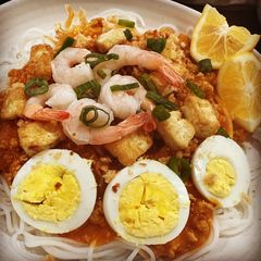 A picture of Easy Pancit Palabok (Filipino Rice Noodles).